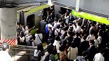 日本地铁有多可怕，被叫作“女性的噩梦”，看完让人无法接受