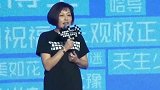 李咏女儿法图麦近照曝光，气质文静，低头玩手机撞脸张梓琳