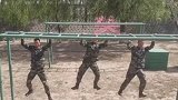 太帅了吧！河北兵哥哥单杠上演太空漫步。