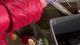 男子将鲜花放在薯片盒内，给女友一个惊喜