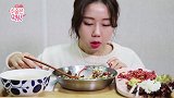 小姐姐吃韩国生牛肉拌饭，看起来很有食欲啊