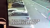 1000万劳斯莱斯被撞，肇事司机直接逃逸，车主曝光监控寻人：车损预估20多万