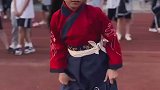 小男孩操场秀舞技，街舞大回环一气呵成惊艳全场