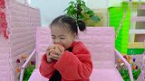 可爱小萝莉试吃水果