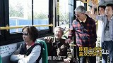 爆笑挤公交场面：我就遛个狗，你们还把我挤车上是什么意思？