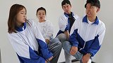 斗鸡大作战：学生上课玩“斗鸡”，老师不生气还跟他们一起玩！