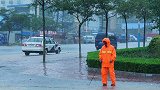 外卖小哥台风天一路手掏排水口 送餐路上掏垃圾 双手被泡发白