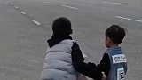俩孩子等在路口喊爸爸，收到回应后高兴得手舞足蹈