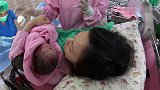 宝宝出生了，被护士擦洗干净后重新抱到还躺在产床上妈妈的身边
