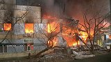圣彼得堡一大型仓库起火坍塌 仓库存有易燃液体
