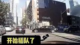 大佬坐迈巴赫出街，保镖指挥插队！