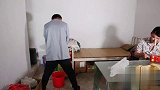 四川方言：男子白日做梦发大财，梦醒坑了自己傻弟弟