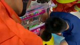 7岁男孩手卡糖果机，消防8分钟营救
