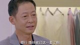 年轻后妈去试婚纱，没想小继女对此热心不已，拿出各种婚纱帮忙