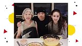 周杰伦昆凌下厨合作为周妈过节 三人合影幸福温馨