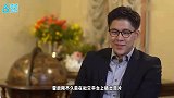 霍启刚带郭晶晶与大儿子听音乐会，单膝跪地与儿子合影显尊重