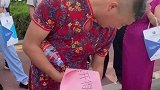 男子穿旗袍祝孩子旗开得胜