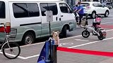 主人进店买东西，狗子乖乖在外面等候