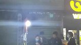 小吃摊魔性叫卖，路过不得来一份