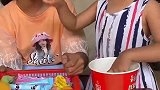 妹妹把东西抱紧了