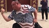 谁说胖子不灵活，大哥一套动作下来，一顿操作猛如虎