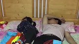 爸爸睡觉蹬被子，接下来一刻女儿的举动，看完不许笑！