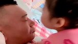上学前还要和爸爸腻歪一会，生怕爸爸不想她，不愧是小情人啊！