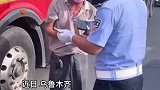 货车司机在高速上迷路被急哭