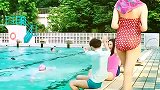 女孩去游泳，结果脚底打滑，下一秒太尴尬了！