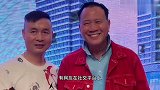 63岁万梓良排场大，参加宴会众人簇，鸽子蛋红宝石戒指太抢眼