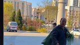 胎爸给轮胎买鸡腿，轮胎把鸡腿拿给流浪汉吃，满满的正能量，感动