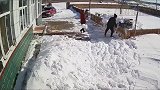 刚清完的院子，瞬间就被暴雪淹没