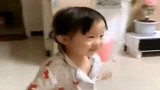女儿一言不合就尬舞，这一幕属实太可爱了，妈妈笑坏了！