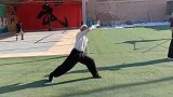 大爷说自己是武林高手，一招“燕子吸泥”，能看出基本功扎实
