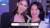 62岁何超琼出席晚宴，贵气逼人气场强大，与香港众名媛合影状态不输