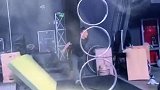 杂技小伙表演，看来这招不简单，试了两次才成功！