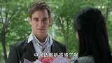 老外追求女孩子失败，恼羞成怒的把花给扔了