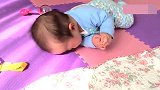 3个月的小宝宝练习翻身，努力加油的样子好可爱！