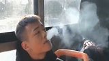 男子在公车上抽烟，美女机智利用老公损男子，看完后我莫名的想笑