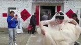 晚婚岁结婚也很好，新娘庆幸把自己嫁出去，高兴地在院子里跳舞！