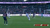 恩昆库右路挑传皮球至禁区 亚眠铁卫头球解围险造乌龙