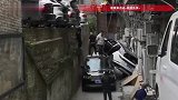 司机倒车入库不慎剐蹭一车，心慌之下一脚油门冲下台阶，又砸中一车