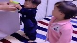 喝奶必须翘二郎腿，这是仪式感！