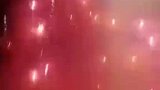 男子晒村里放烟花场景，火力密集如同战场