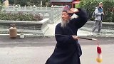 隐藏在武当山的道长随意表演一套剑法，镜头慢放数倍后才看清楚！