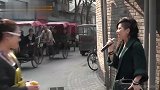 当红明星街头唱歌，一不下心把路人唱嗨，堪比露天演唱会啊！