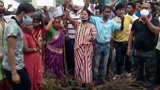 印度女孩疑遭强奸后灭口 愤怒民众烧警车与警方发生剧烈冲突