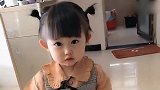 小萝莉被妈妈夸长的好看，还有点害羞了呢