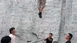 牛人在竹竿上跳跃自如，每次都可以准确无误的降落！