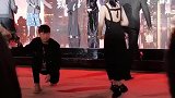 张子枫来啦！大勋西装好帅，子枫穿这么少不会冷吗~